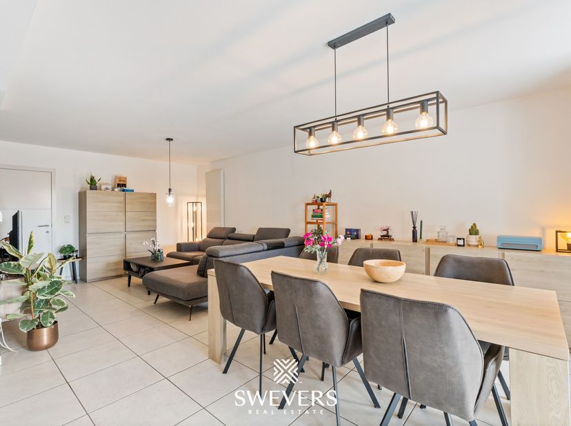 Voor meer info en foto’s, surf naar www.swevers.be – Op zoek naar een instapklaar gelijkvloers appartement met een praktische indeling, een ruim terra