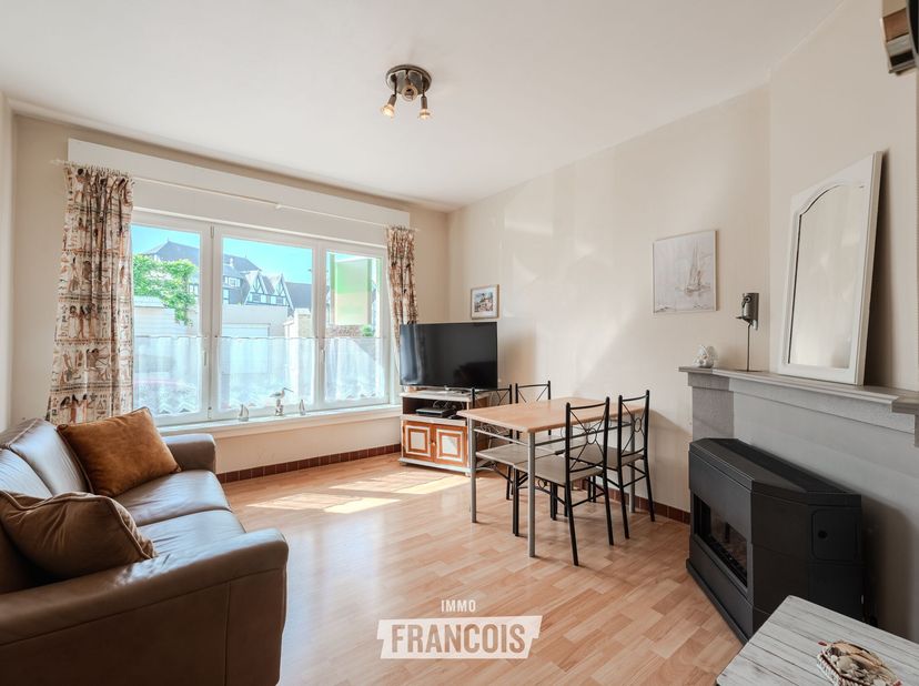 Dit gelijkvloers appartement is gelegen in de Herfstlaan 2 in Westende Bad, op een uitstekende locatie dicht bij het centrum en op korte afstand van w