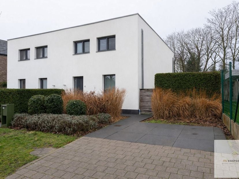 Deze prachtige, hedendaagse woning werd gebouwd in 2015 en combineert moderne architectuur, hoogwaardig comfort en uitstekende energieprestaties (EPC