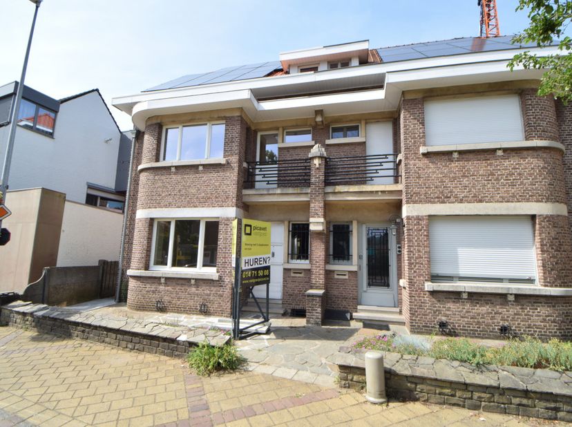 Karaktervolle gerenoveerde art-decowoning met 5 slaapkamers, tuin en garage in hartje Lichtaart<br />
<br />
Op de markt van Lichtaart bevindt zich de