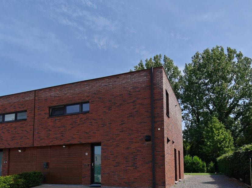 Instapklare moderne woning met 3 slaapkamers, inpandige garage en met zeer rustige ligging en uitzicht over het groen, in Neeroeteren.<br />
<br />
AL