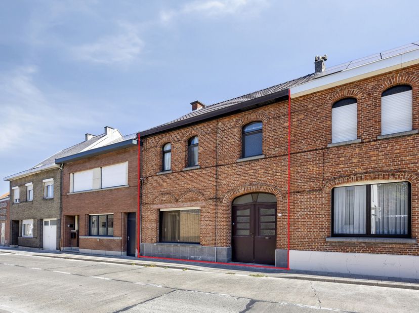 Ruime gezellige eengezinswoning te Erembodegem met een zeer vlotte bereikbaarheid: openbaar vervoer(trein, bus), school, winkels ... Deze woning werd