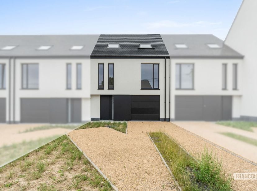 Bent u op zoek naar een energiezuinige nieuwbouwwoning waar u nog uw eigen stempel op kunt drukken? Dan is deze recente gesloten bebouwing, opgeleverd