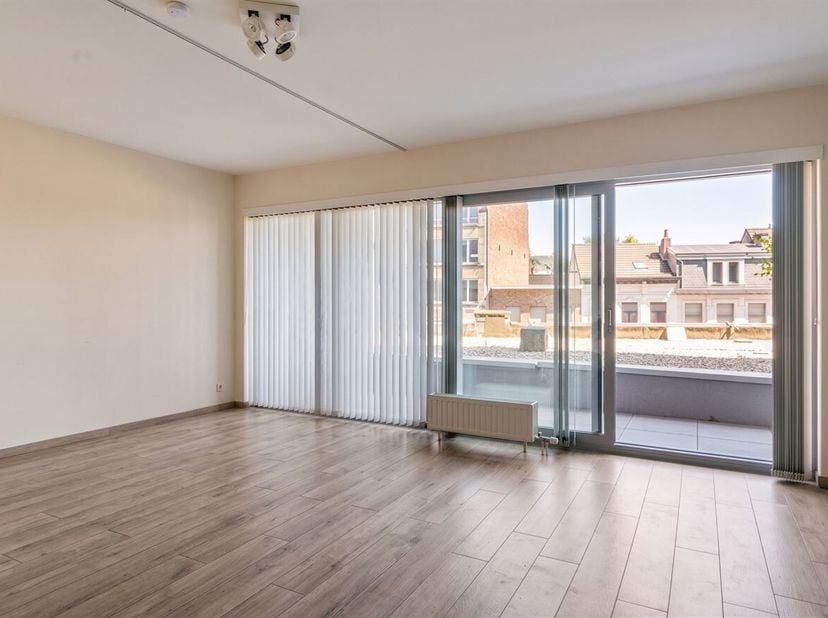 Modern gerenoveerd (2021) studio-appartement (38m²) met ruim terras (9m²) op toplocatie te Antwerpen!<br />
Ligging: Gelegen op toplocatie te Antwerpe