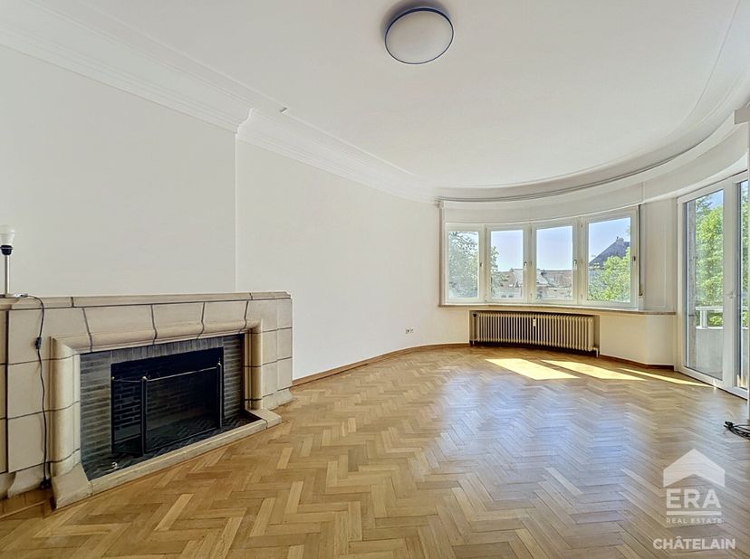 Prachtig gerenoveerd 3-slaapkamerappartement met terras te huur in Sint-Gillis Ideaal gelegen nabij openbaar vervoer en winkels, biedt dit prachtige v
