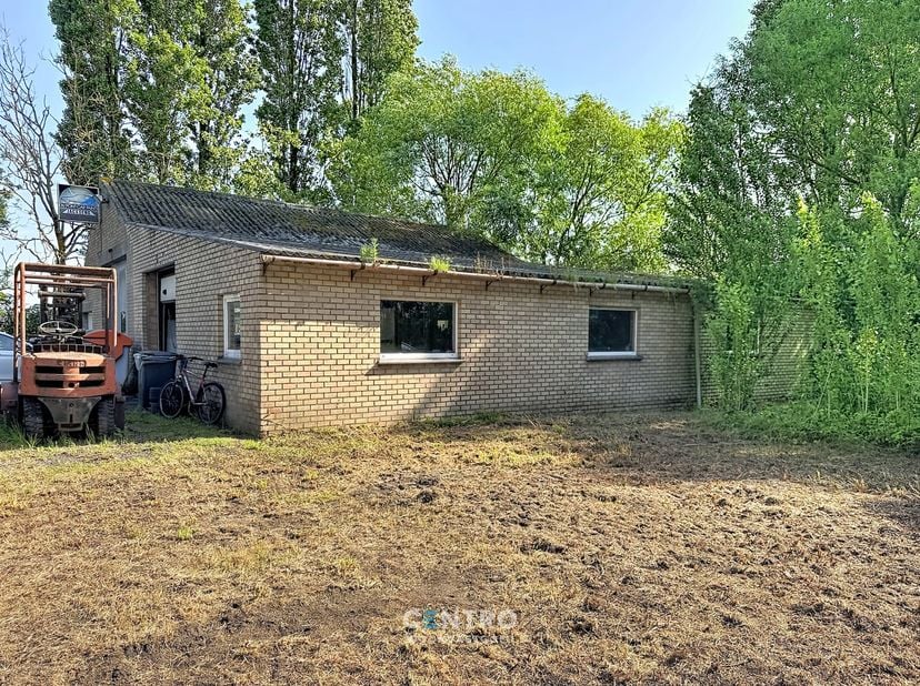 Woning met 5 slpks met opslagruimte (313m2) op een interessant perceel grond van 3.196m2 te Lissewege!<br />
<br />
INDELING:<br />
Gelijkvloers:<br /