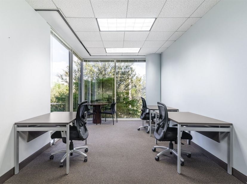 Volledige toegang tot professionele kantoorruimte voor 3 werknemers in Regus No18 Ampla House<br />
<br />
Dit aanbod omvat een eigen kantoorruimte me