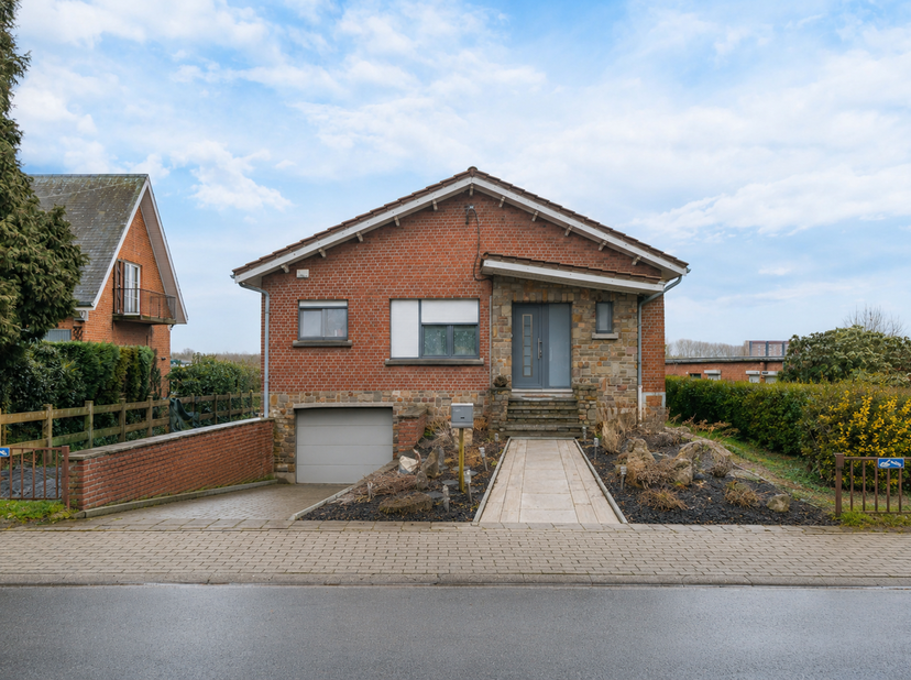 EasyHome a le plaisir de vous présenter la vente de ce bungalow idéalement situé à Juprelle, dans un environnement calme tout en restant proche des ax