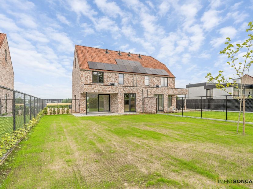 Deze nieuwbouwwoning is gelegen in een rustige buurt en beschikt over een ruime tuin waar u heerlijk kan genieten van de buitenlucht. Met maar liefst