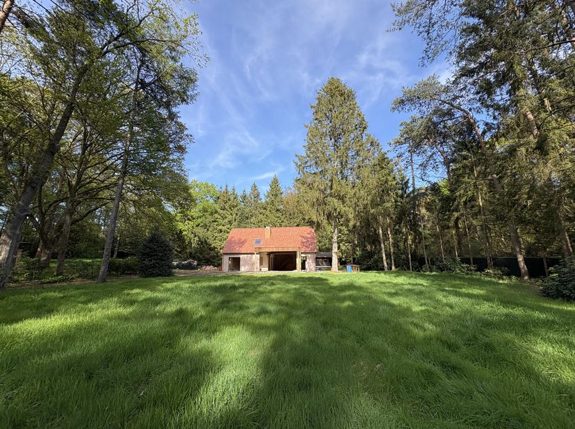 <br />
Zeer rustig gelegen in een groene, residentiële omgeving bevindt zich deze ruime villa in ruwbouwfase. De woning werd reeds&amp;nbsp;structureel en