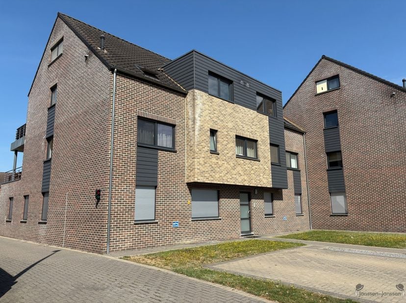 Spacieux appartement en duplex avec terrasse et place de parking souterraine à louer à Leopoldsburg <br />
Vous recherchez un appartement spacieux et