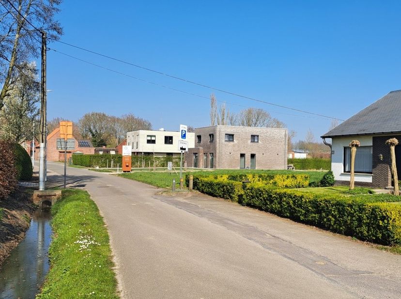 Prachtig gelegen bouwgrond te koop in Roeselare palend aan bosgebied. Tal van mogelijkheden voor zelfstandigen: het bouwen van een residentiële woning