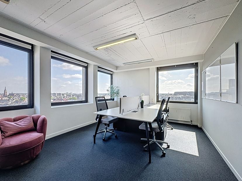 Vous recherchez un espace de bureau ou un bureau flexible? Ces espaces à louer sont situés au 8ème étage de l'adresse suivante: Franklin Roosevelt Vel