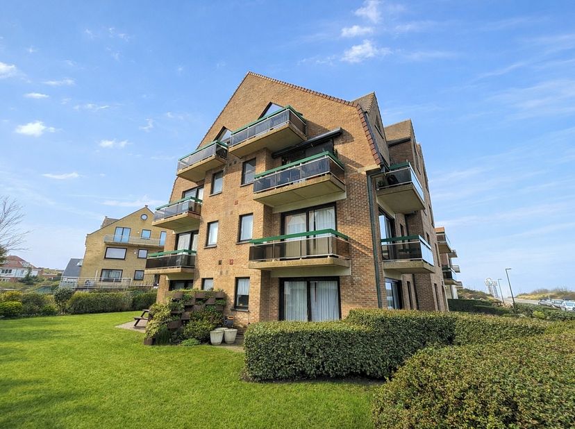 Gelijkvloers appartement gelegen nabij de duinen en op enkele minuten van het strand.&amp;nbsp; Het appartement bestaat uit: inkomhal, slaapkamer, badkame