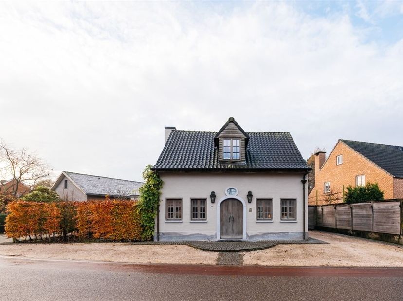 Deze charmante villa met een uitzonderlijke hoogwaardige en kwalitatieve afwerking beschikt over een bewoonbare oppervlakte van 180m² en is gelegen in