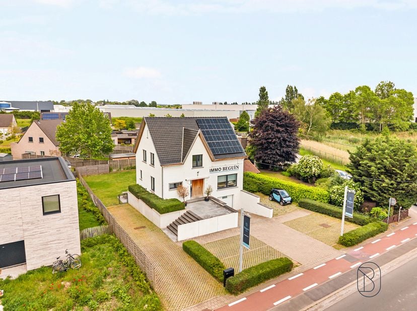 Dit kantoorgebouw + appartement/extra kantoor met parking en tuin is ideaal commercieel gelegen genietend van visibiliteit. <br />
Tevens ideale opbre