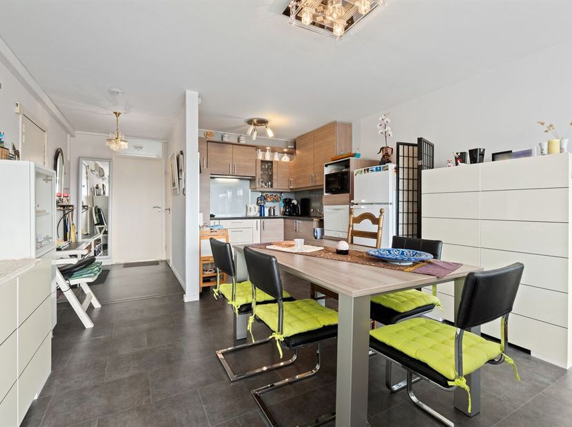 Droom je van een lichtrijk appartement met prachtige uitzichten én een centrale ligging?<br />
Dit ruime 1-slaapkamerappartement op de vijfde verdiepi