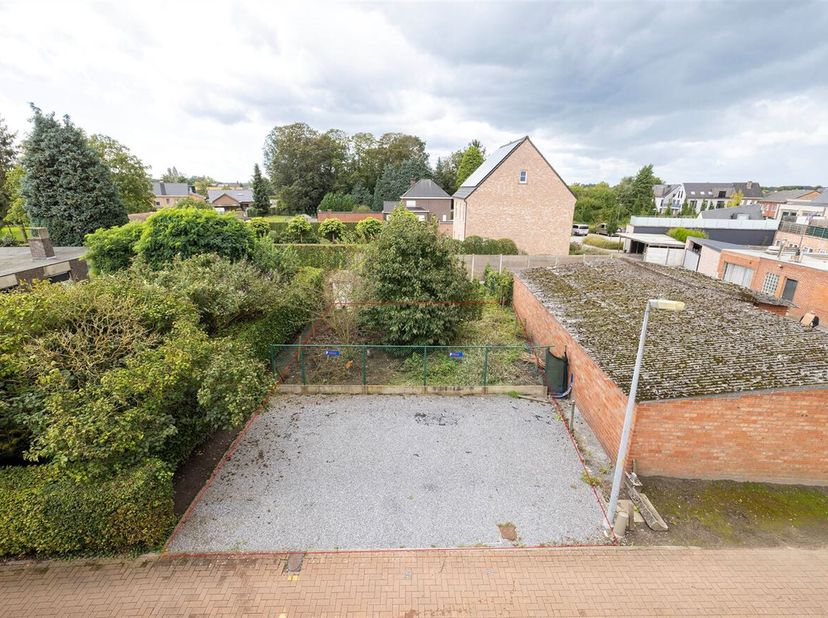 Gunstig gelegen bouwgrond voor halfopen bebouwing op 211m². <br />
Ligging: Gelegen in het centrum van Wiekevorst, in een doodlopend straatje. Winkels