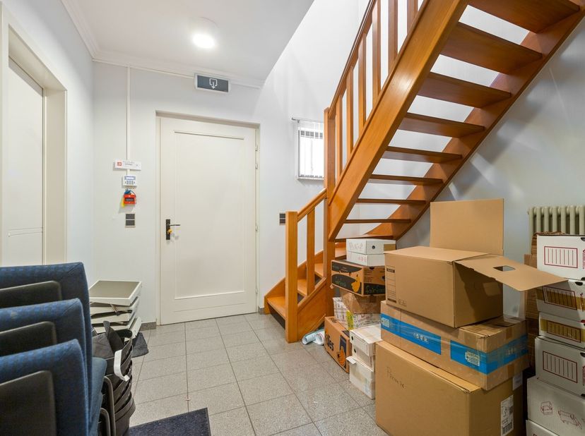 Ligging:<br />
<br />
Deze veelzijdige eigendom is gelegen aan de Diestersteenweg 88 in Kermt, op een vlot bereikbare locatie met een goede verbindi