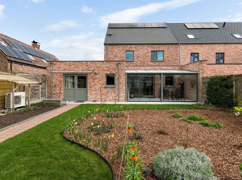 Super verzorgde, instapklare woning met 2 à 3 slaapkamers op 473 m² grond. Op loopafstand van het centrum in een zeer kindvriendelijke straat.<br />
I