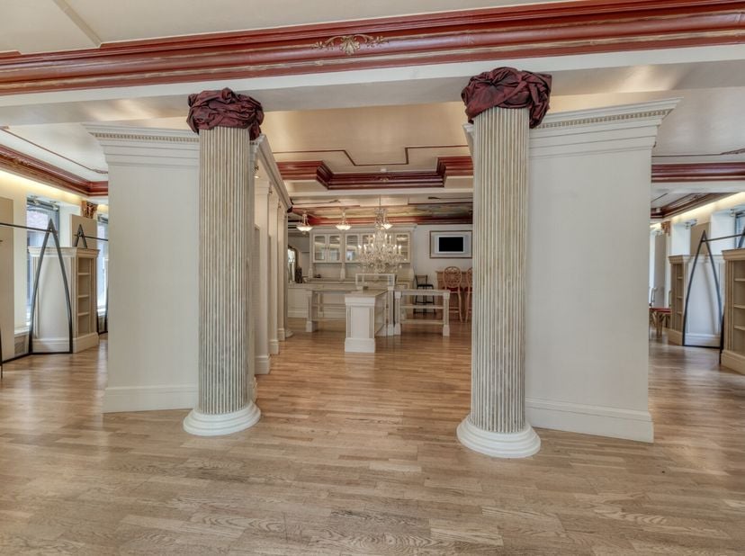 Deze ruime gelijkvloerse handelsruimte van +- 201 m² geniet van een uitstekende zichtlocatie in het bruisende winkelcentrum van Beringen. Dankzij de h
