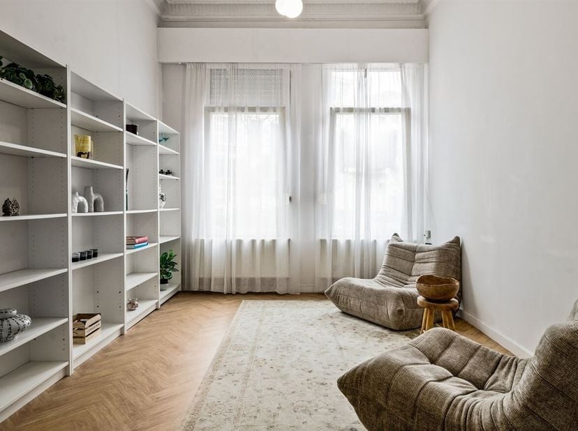 Ce charmant appartement au rez-de-chaussée est situé dans la rue Arendstraat à 2018 Anvers, dans le quartier recherché de Zurenborg. L'emplacement est