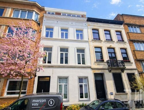                                         Appartement te koop in Elsene, € 240.000
