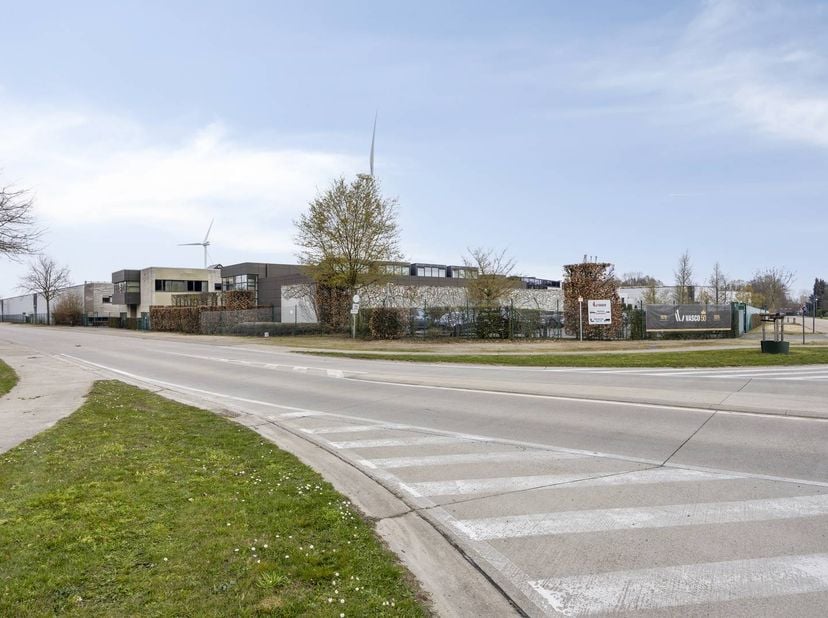 Ce centre de distribution récent combinant un espace d'entrepôt et des bureaux en option peut être loué à Dilsen-Stokkem, stratégiquement situé entre