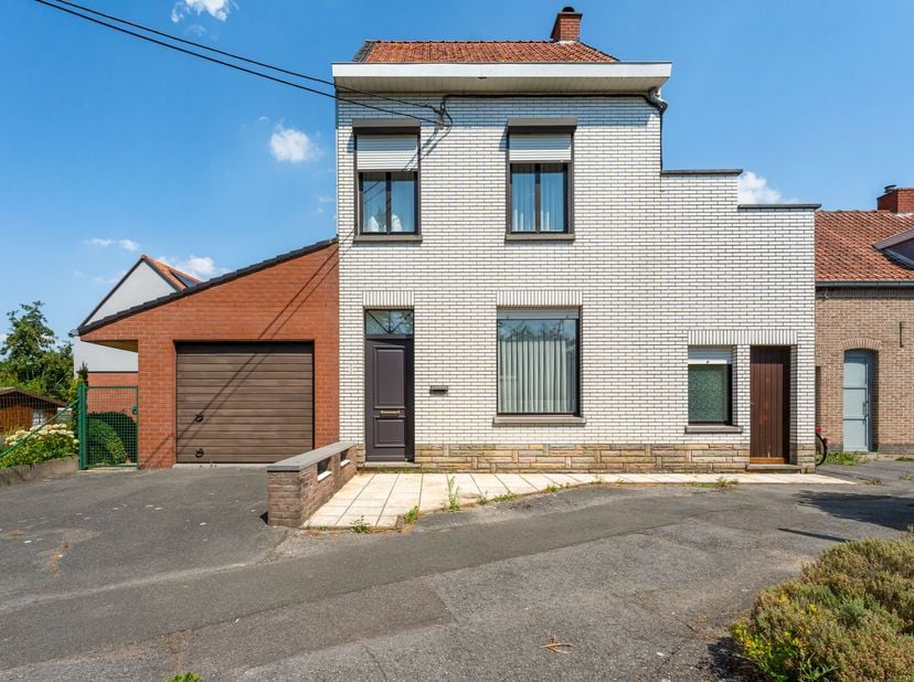 Te renoveren woning te koop in Wevelgem!!<br />
De woning beschikt over een voortuin en een ruime oprit. Op de oprit zit er een erfdienstbaarheid. Ver