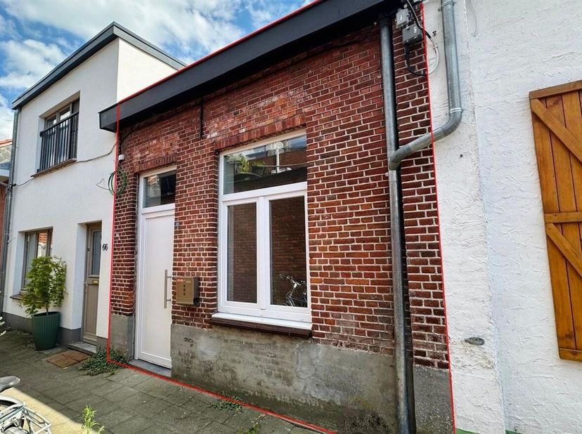 Volledig gerenoveerde woning met 2 slaapkamers, tuin en kantoorruimte of derde slaapkamer.<br />
Ligging: Deze instapklare woning is rustig gelegen in