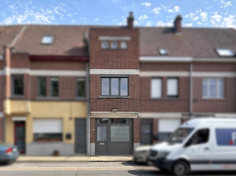 ZEER CENTRAAL GELEGEN LICHTRIJKE WONING -<br />
Zeer centraal gelegen lichtrijke woning nabij cultureel bruisende stadskern van Lokeren, klein-winkels