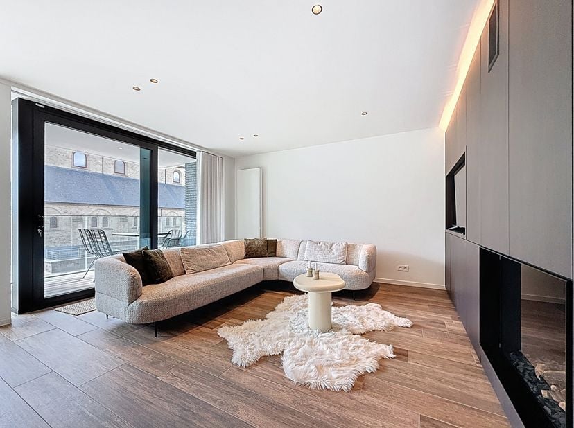Dit exclusief afgewerkte en instapklare appartement werd ingericht met hoogwaardige materialen en oog voor detail. Gelegen op een toplocatie aan het S