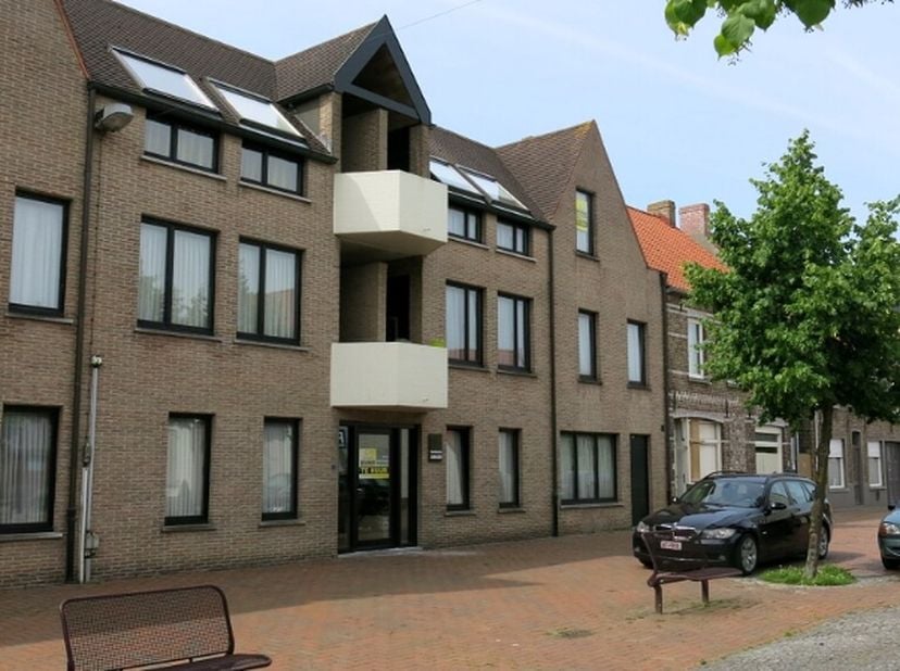 Comfortabel 2-slaapkamerappartement met Terras op een rustige ligging in de dorpskern van Oostkamp, nabij winkels en openbaar vervoer.&amp;nbsp;<br />
Vol