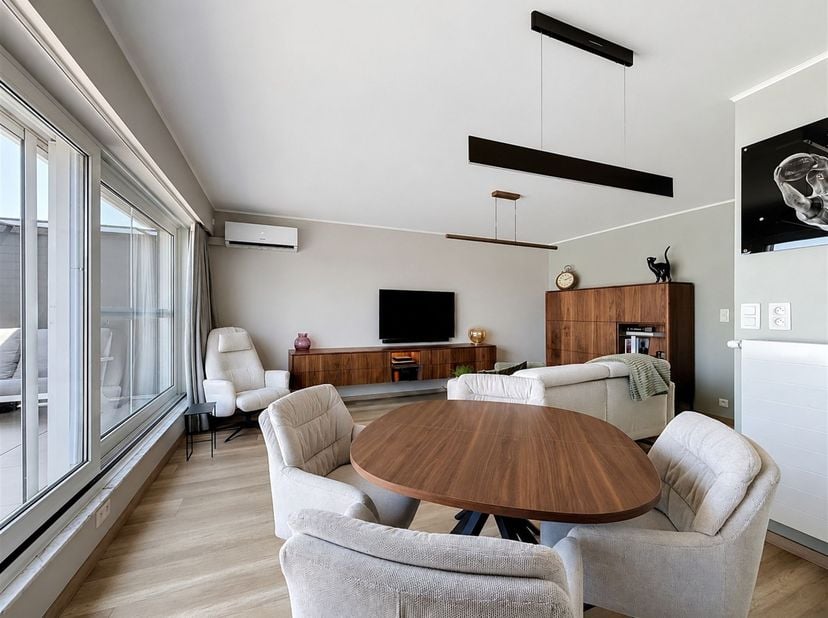 Dit aangename dakappartement is gelegen op de bovenste verdieping van een verzorgd gebouw aan de Bisschoppenhoflaan in Deurne. Dankzij de centrale lig
