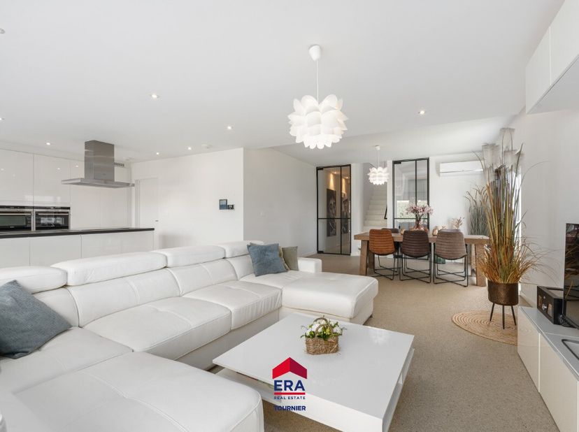 [[ DIT PAND NEEMT DEEL AAN DE ERA OPEN HUIZEN DAG OP 13/6 VAN 11:00 TOT 12:00 ]] Deze moderne instapklare woning ligt in een rustige, doodlopende stra
