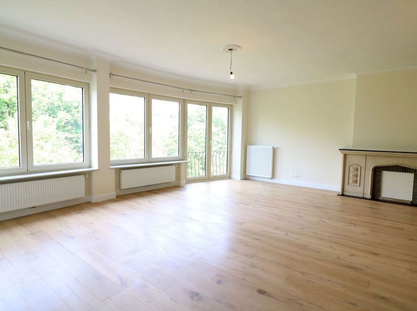 Bel appartement complètement rénové à l'arrêt de tram Cavell :<br />
- Hall d'entrée avec placards intégrés<br />
- Living sur parquet 61m²<br />
- No