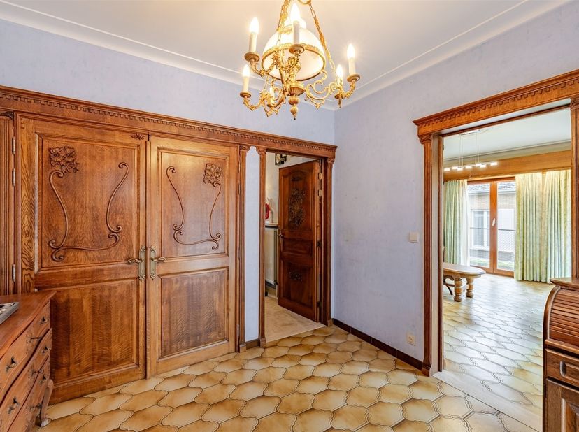 In een rustige en aangename straat in Erembodegem bevindt zich deze charmante villa op een mooi perceel van 942 m². De woning, gebouwd in 1979, biedt