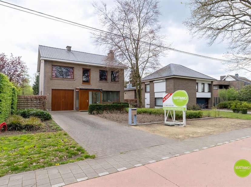 Karaktervolle woning op topligging in Westerlo<br />
In de gegeerde Koning Leopoldlaan in Westerlo ligt deze unieke open bebouwing op een perceel van