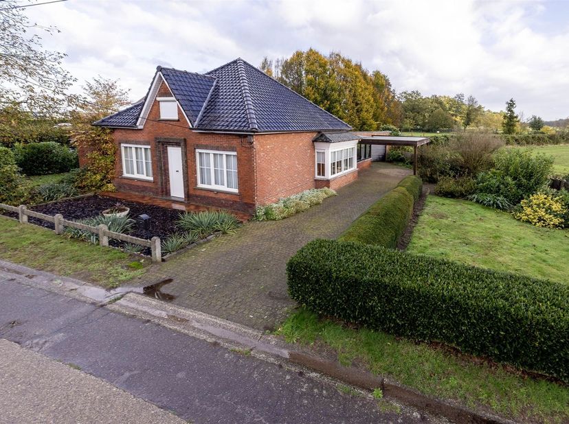 Landelijk gelegen woning met 2 slaapkamers op ca. 5a35ca<br />
<br />
Wie op zoek is naar een woning op een prachtige, bosrijke locatie, is hier aan