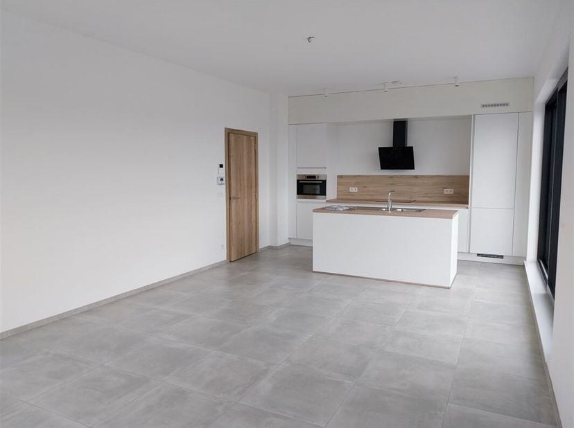 Vraag uw bezoek aan via info@optimusvastgoed.be<br />
TE HUUR: Recent appartement met 2 slaapkamers te Wellen!<br />
Dit nieuwbouw appartement is gele