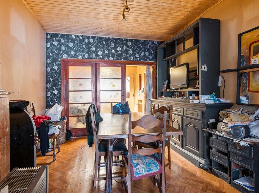 Te renoveren huis opgedeeld in 3 ruime appartementen op centrale locatie in Hoboken<br />
Ligging:<br />
Dit veelzijdige pand is gelegen aan de Berken