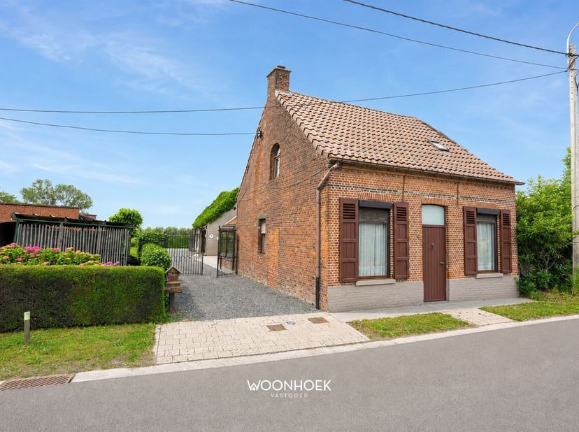 Deze woning biedt een uitstekende basis voor wie op zoek is naar ruimte en de mogelijkheid om een woning volledig naar eigen smaak te renoveren. Geleg