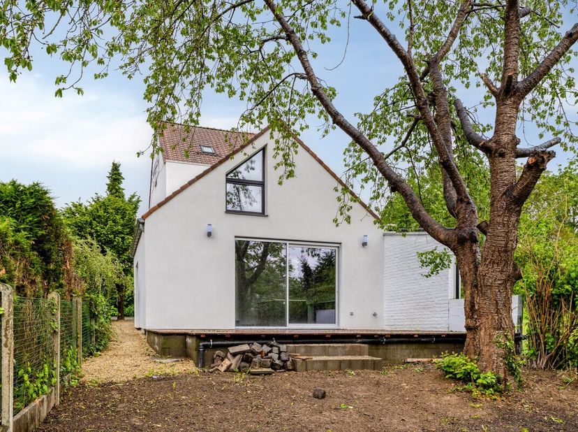 Maison unique avec 4 chambres située au centre de Sint-Pieters-Leeuw. Entièrement rénovée et grâce aux panneaux solaires, à l'isolation, à la pompe à