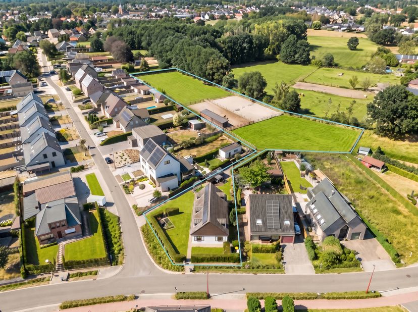 Hippisch vastgoed, woning met 4 slaapkamers op een perceel van 7645 m² in Olen. EPC D-label (323 kWh/m²)<br />
Ligging: Gelegen in de omgeving van Onz