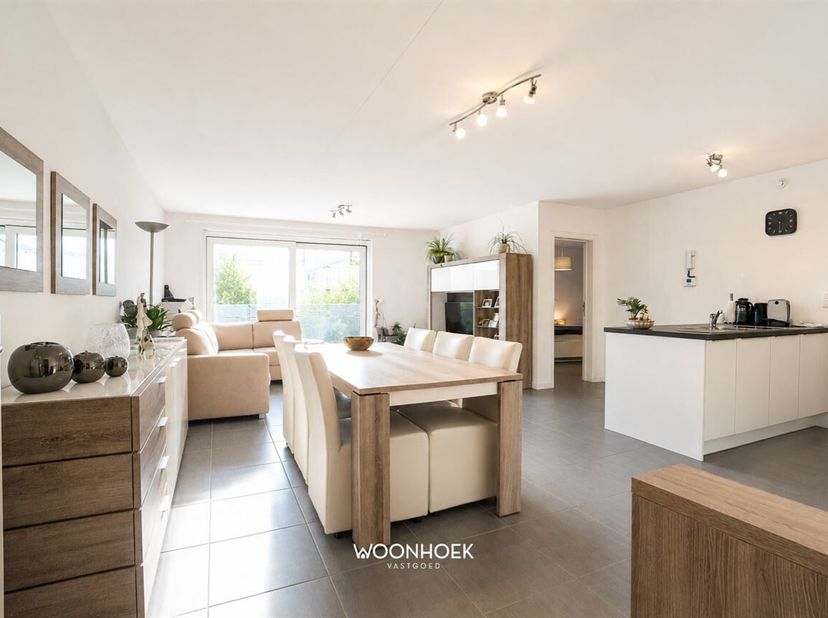 Dit instapklare, energiezuinige appartement (A-label), gebouwd in 2015, combineert modern wooncomfort met een praktische indeling en een aangename lic