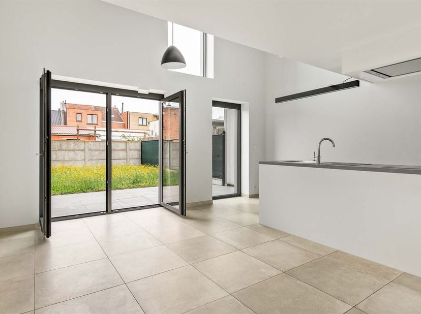 Deze recente woning (2019) is gelegen in de rustige en aangename wijk Koklenberghof, midden in het centrum van Sint-Niklaas. Het biedt de perfecte com