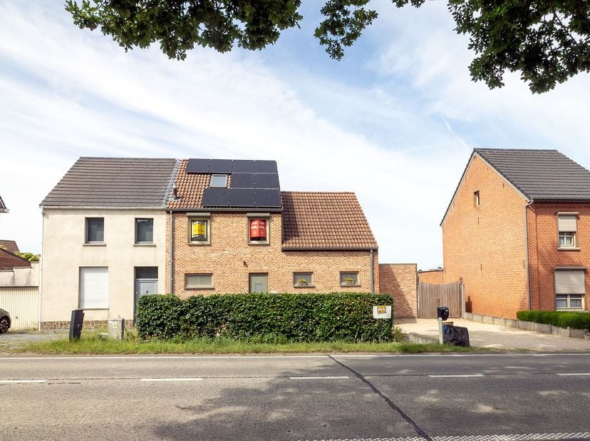 HO-BEBOUWING ORIËNTATIE ZUID-ZUIDWEST MET 4 STAANPLAATSEN MET MOOIE TUIN<br />
<br />
Woonhuis met alle aanhorigheden op en met grond te Diest (Mollen