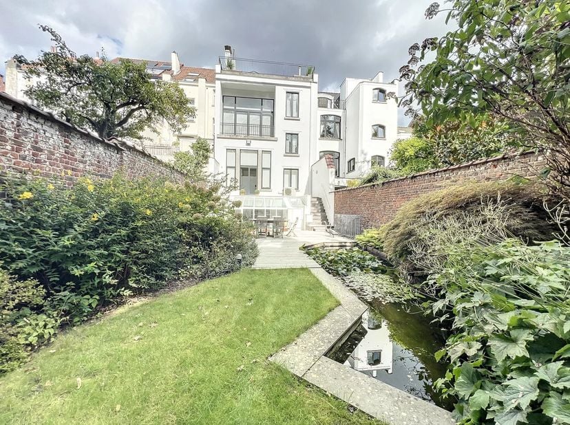 Molière - Franz Merjay - Barnes biedt u dit mooie herenhuis aan met een totale oppervlakte van 544 m2, gelegen op een terrein van 4,05 are. Het bestaa