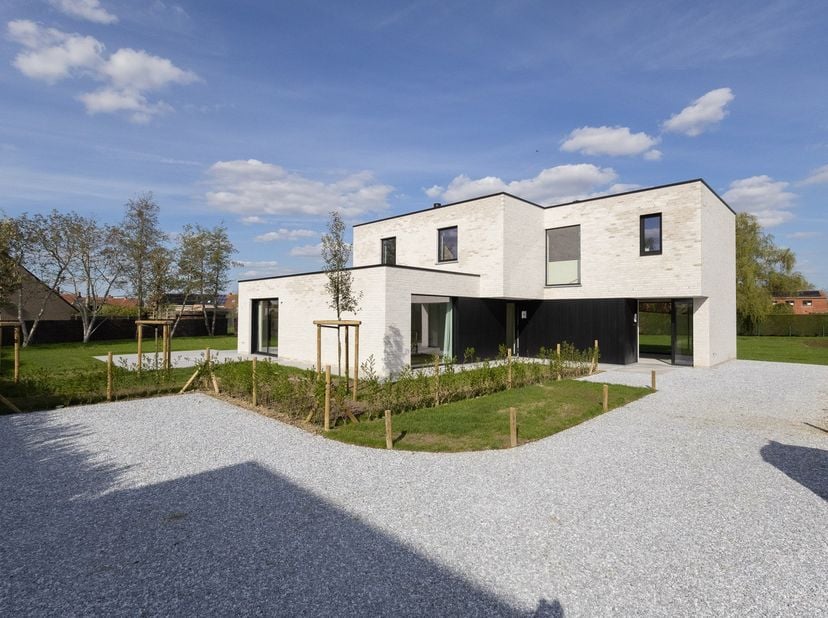 <br />
	Projet en phase de finition – visite sur site possible<br />
	Vaste terrain (2.020 m²)<br />
	Espace polyvalent de 40 m² – idéal pour professi