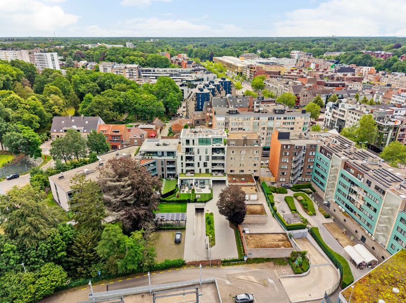 Bent u op zoek naar een stijlvol, energiezuinig en volledig instapklaar appartement in het centrum van Genk? Dan is dit prachtige appartement in het r